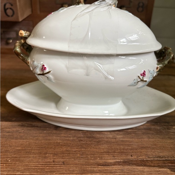 Elegant White Floral Gravy Boat attached to plate with lid and ladle - Picture 1 of 4